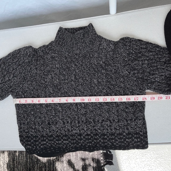 Tahari (S) wool-blend ombré mock neck sweater in grey & black. - Picture 13 of 16